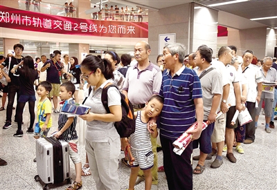 市民排队进站乘坐地铁2号线
