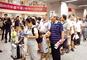 市民排队进站乘坐地铁2号线