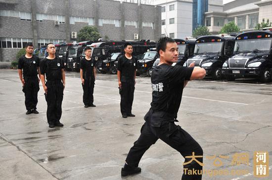 鄭州市公安局特警支隊特警雨中訓練