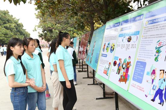 學生們正在認真觀看禁毒宣傳展板
