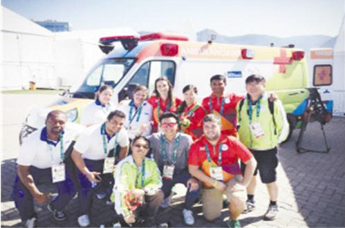 陳滕(后排右三)與奧運會醫療組伙伴合影