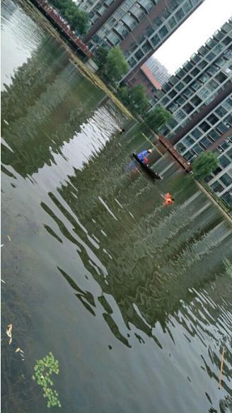 信阳固始男子在小区人工湖内溺亡 家人痛哭不