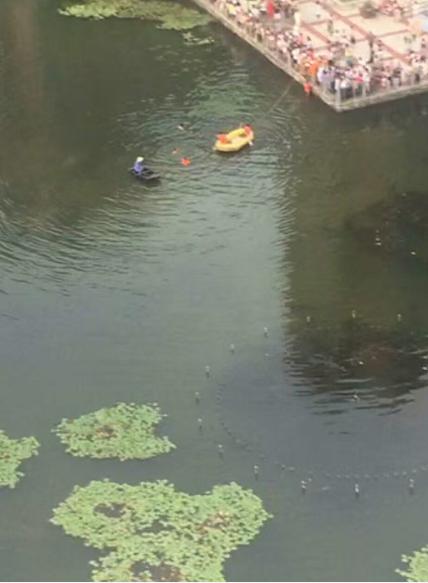 信阳固始男子在小区人工湖内溺亡 家人痛哭不