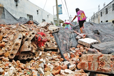 郑州一小学周边路被垃圾山围堵