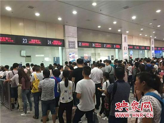 售票窗口已排起了長(zhǎng)隊(duì)。