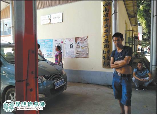 李小斌家人25日来到勐海县中医医院协商相关事宜。记者何惠子/摄