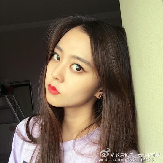 重大校花晒红衣写真 肤白貌美长发及腰_焦作频