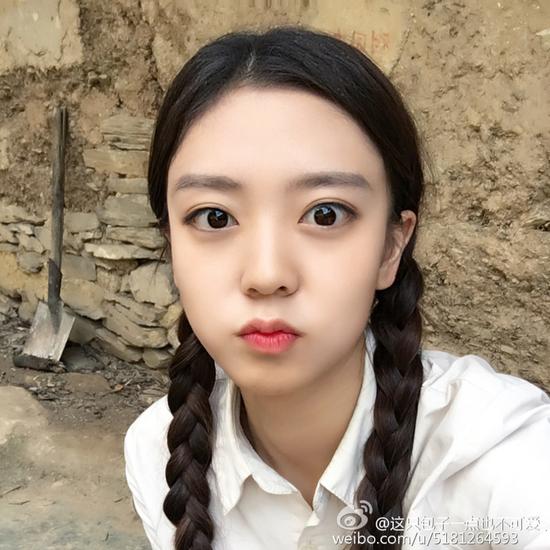 重大校花晒红衣写真 肤白貌美长发及腰_焦作频