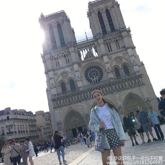 重大校花晒红衣写真 肤白貌美长发及腰_焦作频