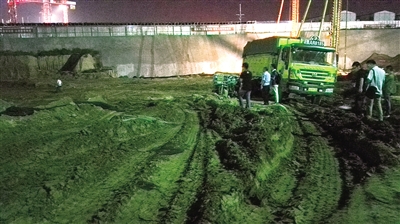 偷拉沙土的工地被查处