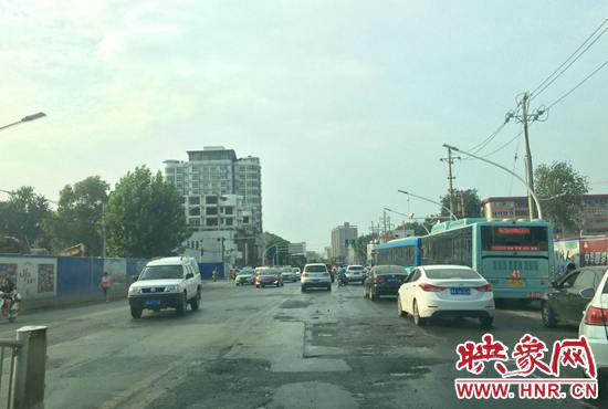 南阳路道路中间多处破损