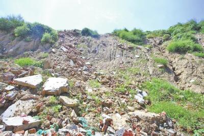垃圾山坍塌，隨處可見散落的建筑垃圾