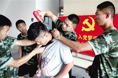 U形锁套住脖子 钥匙找不到了
