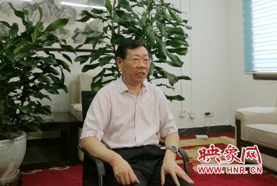商务厅厅长焦锦淼接受记者采访