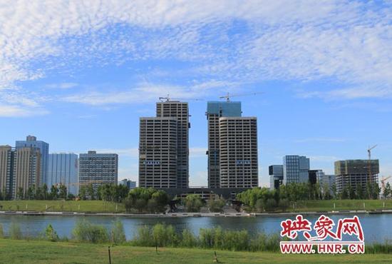 项目以150米的高度成为龙子湖区域最高建筑