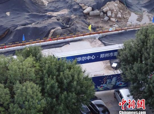 華爾中心項目宣傳牌上顯示，該項目為鄭州市重點工程建設項目 董飛 攝