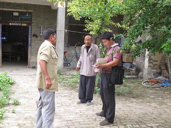 第一書記陳召起幫助村民致富