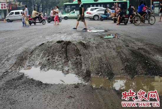 商城路多處坑洼，市民稱市區內最差路況