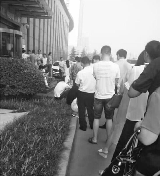 8月25日早上5点,焦作不动产登记大厅门口