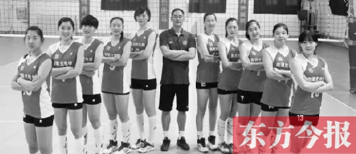 河南女排部分成员和主教练 河南女排供图