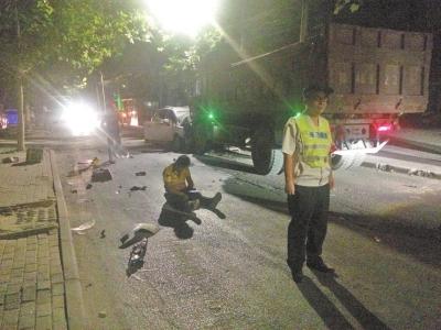 被撞傷的騎電動車的小伙是送外賣的，才18歲