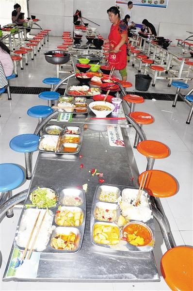 漯河学校餐桌浪费惊人 有餐盘里的菜几乎没动