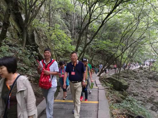 河南省第六屆“三山同登”群眾登山健身大會在洛陽白云山開幕