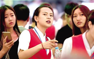  迎新的师姐接受新生咨询