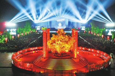 9月16日晚,以“月是故里明”为主题的中秋拜祖音乐大典在新郑黄帝故里景区唱响。本报记者王延辉摄
