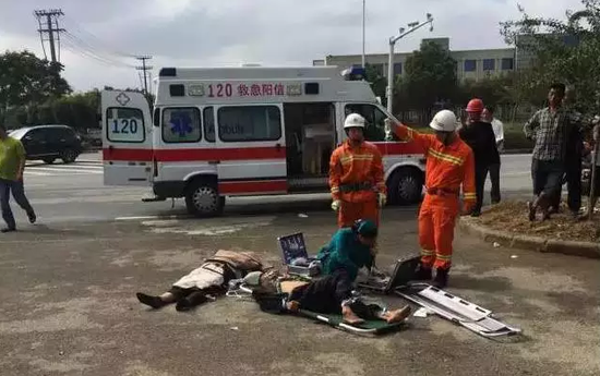 信阳大巴与出租车相撞致3死1伤 出租车被拦腰截断