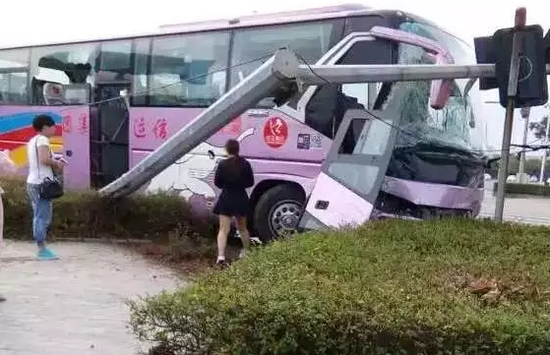 從網友提供的圖片上看，事故現場非常慘烈。