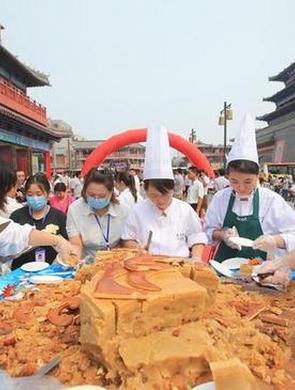 600多斤重巨型月餅亮相開封 