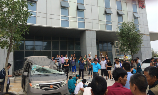 郑州男子从20楼坠落，楼下一司机被砸死。