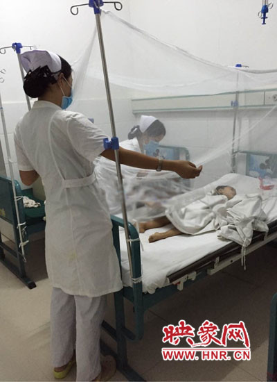 医院医护人员照顾郑夏雨。