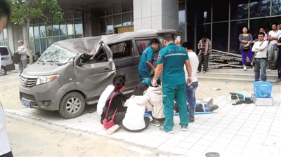 郑州男子20层坠楼砸中汽车 车内司机被砸身亡
