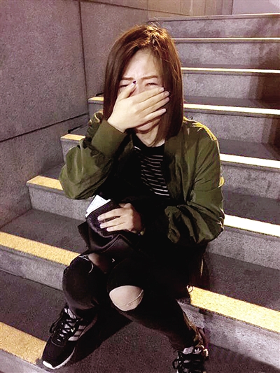 善良的环卫工阿姨，把女孩感动哭了