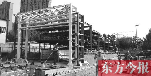 莲花街与长椿路交叉口东北角一处地铁口,正在施工。