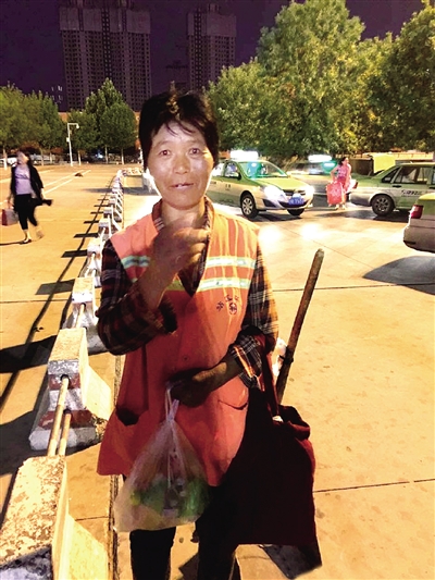 善良的环卫工阿姨，把女孩感动哭了