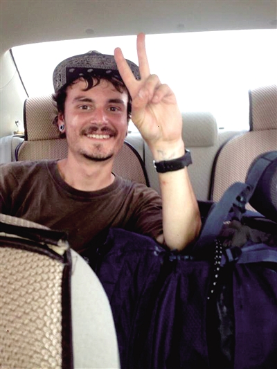 俄罗斯小伙到中国旅游被困高速 河南交警帮其