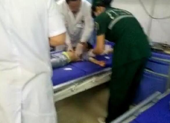 事故中受伤的幼童被送到医院救治。