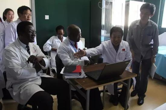 鄭大一附院專家和患者直接在線交流，詳細(xì)了解患者病情