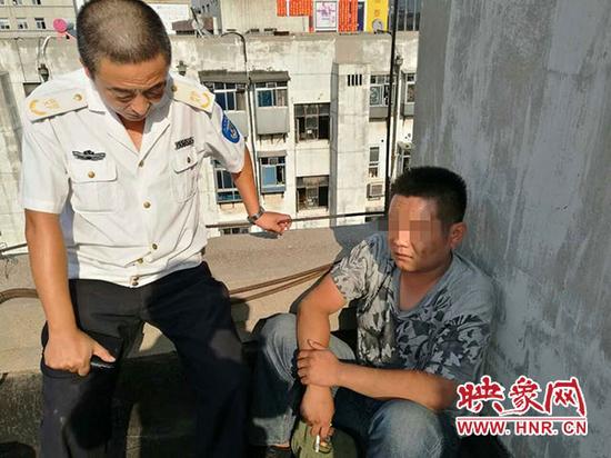 小伙与美女网友开房被骗 带万元为其买衣服