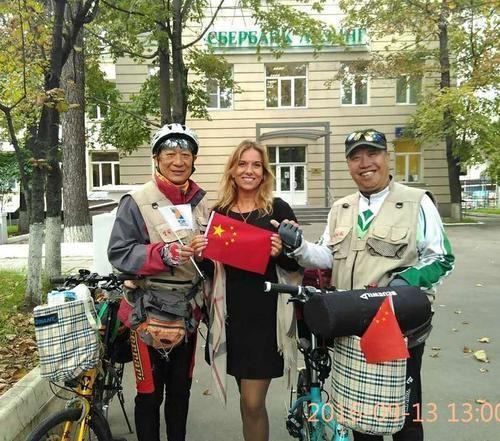 郑州九位老人25天骑行俄罗斯 当地人民求合影