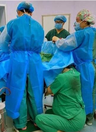 胎儿命悬一线 河南怀孕护士跪地托举胎头半小