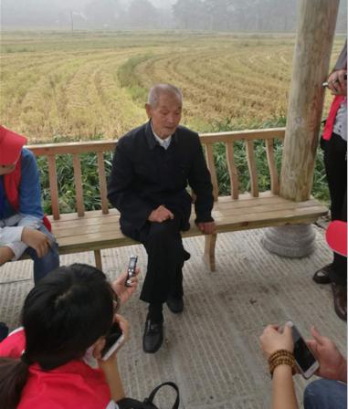 89岁的王传伟老人向采访团记者讲述红军在村里的情景