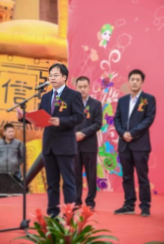开幕仪式由鄢陵县委副书记李东岭主持