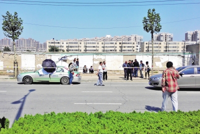 出租車(chē)仍停在事發(fā)地