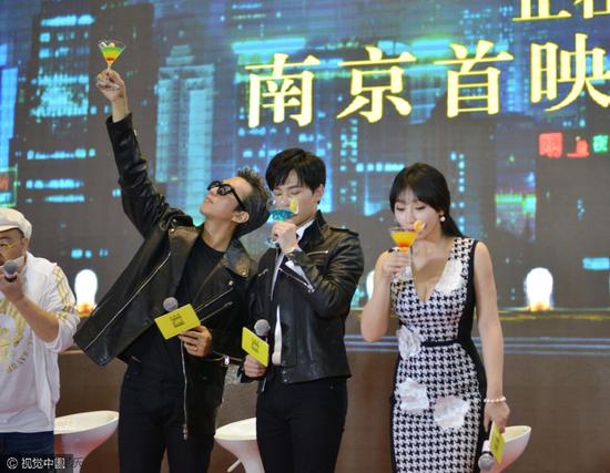 柳岩深V紧身裙秀美胸蜂腰