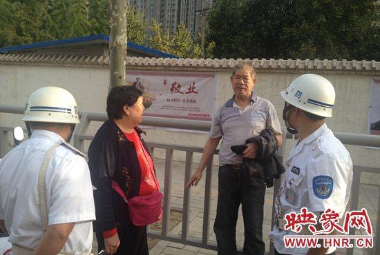 巡防队员帮助沙女士将狂奔的家人拦下
