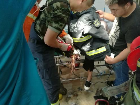 消防隊員們想盡辦法，終于把機器破拆掉。